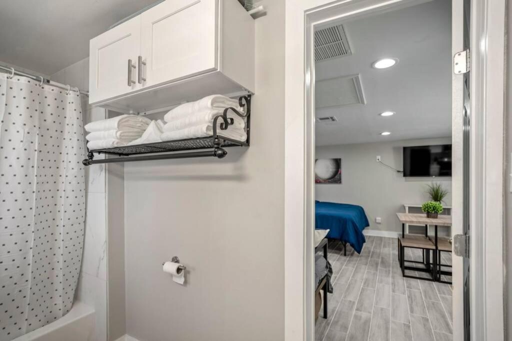 Cosmic Studio At North Downtown Villa Houston Exterior foto