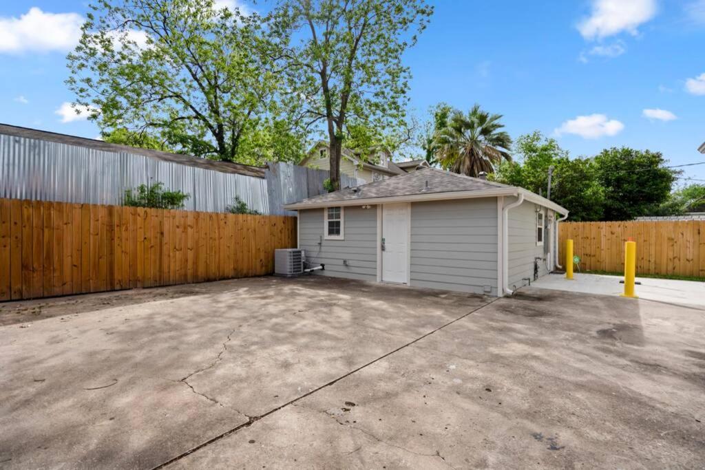 Cosmic Studio At North Downtown Villa Houston Exterior foto